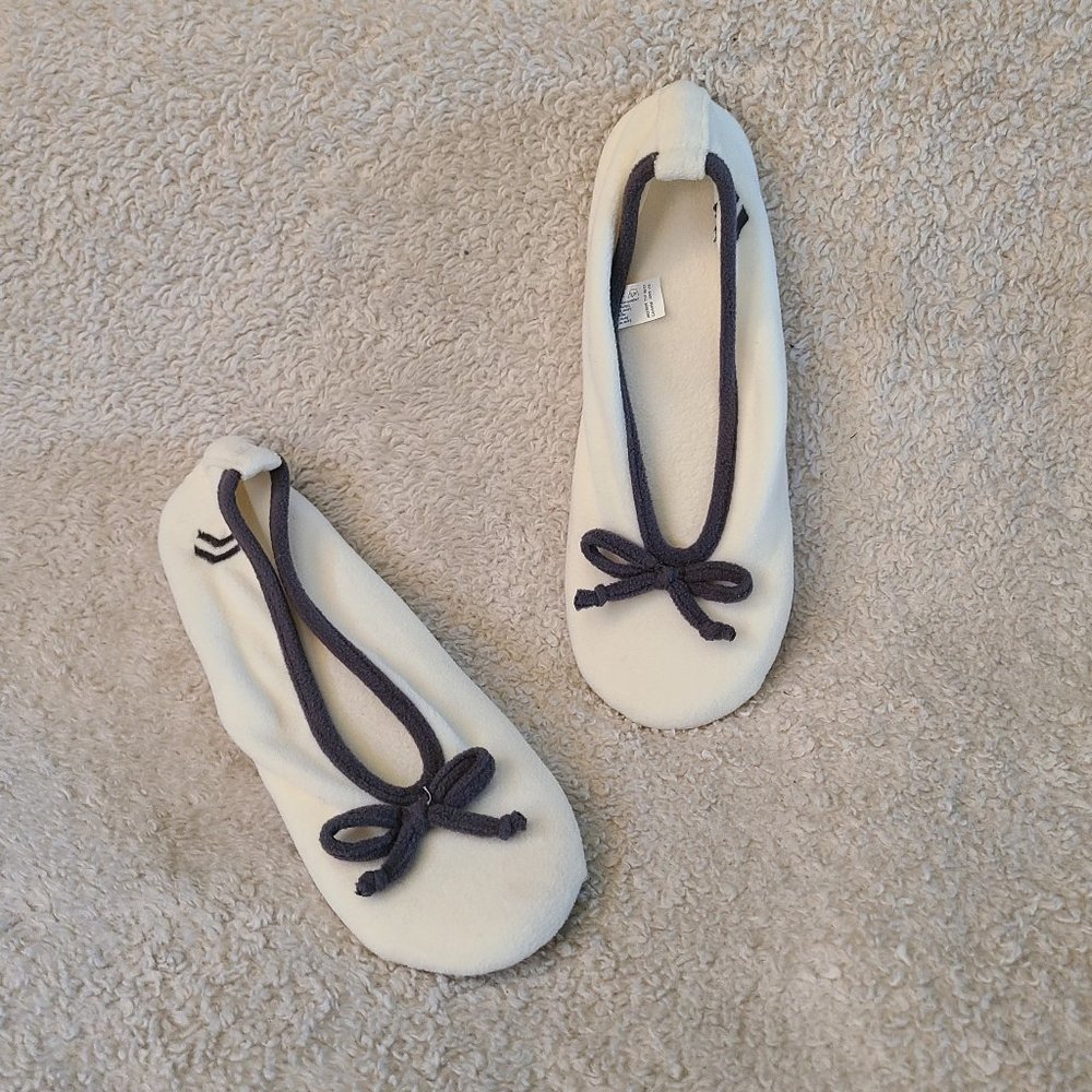 Isotoner Gray/White Slippers